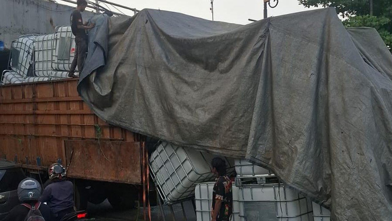 Truk Overload Kembali Tersangkut di Kolong Tol Sentul Bogor
