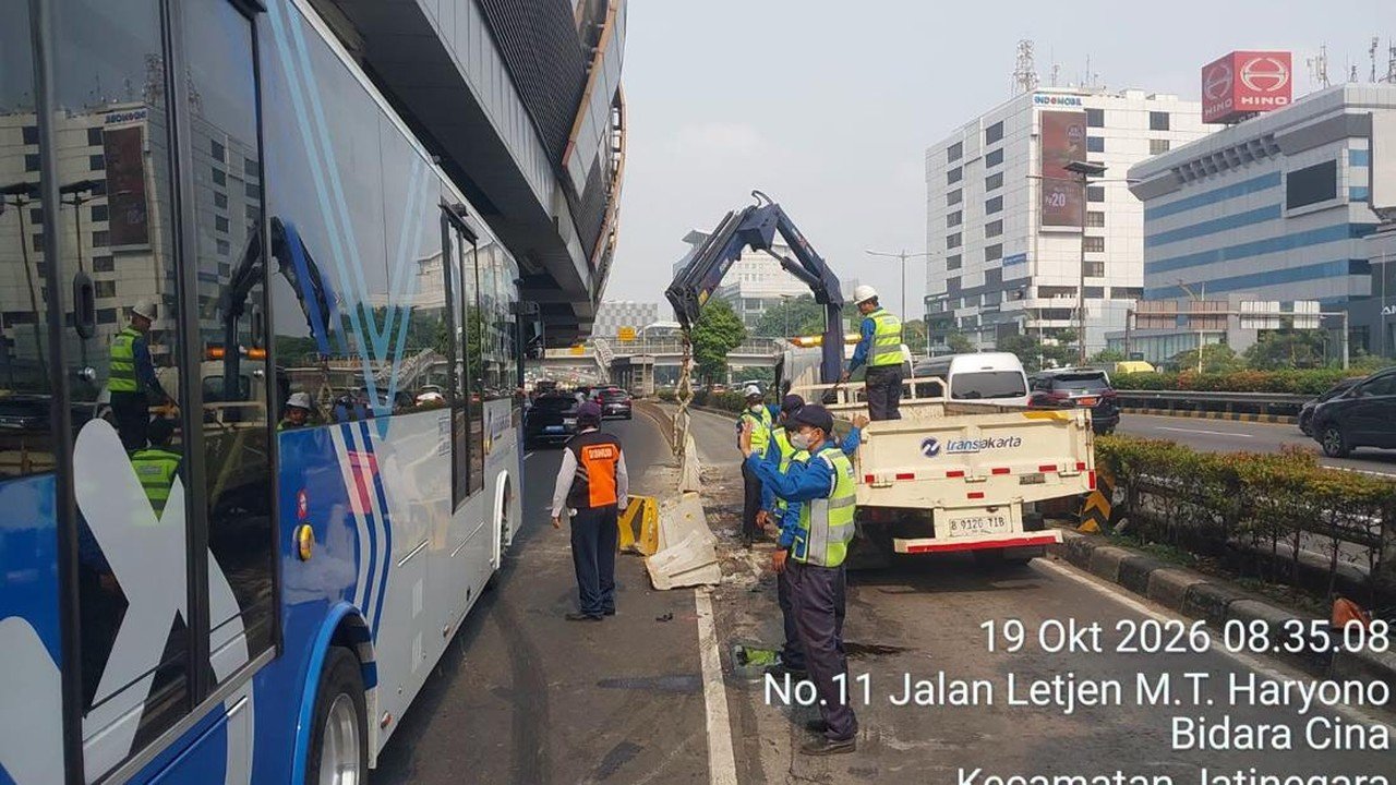 Truk Tabrak Separator di Cawang, Belasan Rute TransJ dan Angkot Sempat Terganggu