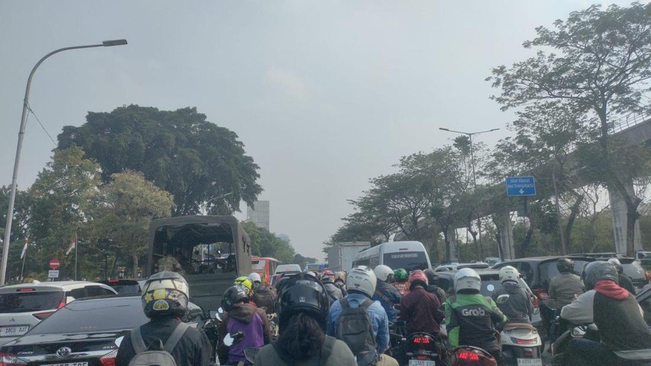 Truk Tabrak Separator, Pemotor Terjebak Macet 15 Menit di Cawang