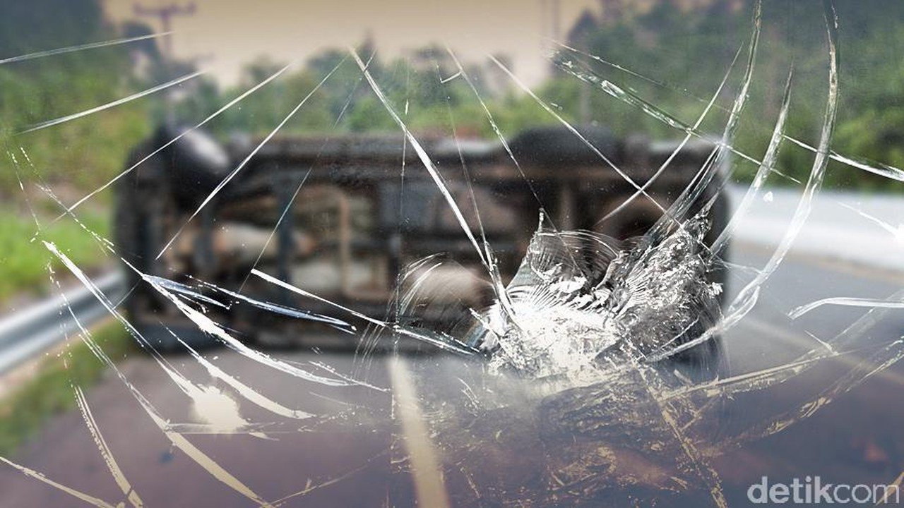 Truk Tanah Terguling Timpa Pengendara Motor di Cempaka Putih