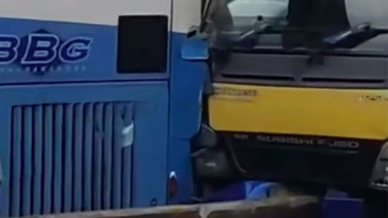 Truk Tangki Air Tabrak TransJ di Pancoran, Sabu Ditemukan di Kabin Sopir
