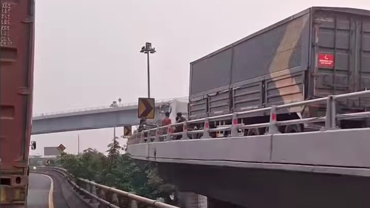 Truk Trailer Mogok di Flyover Tomang, Terpaksa Mundur ke Jalan Arteri