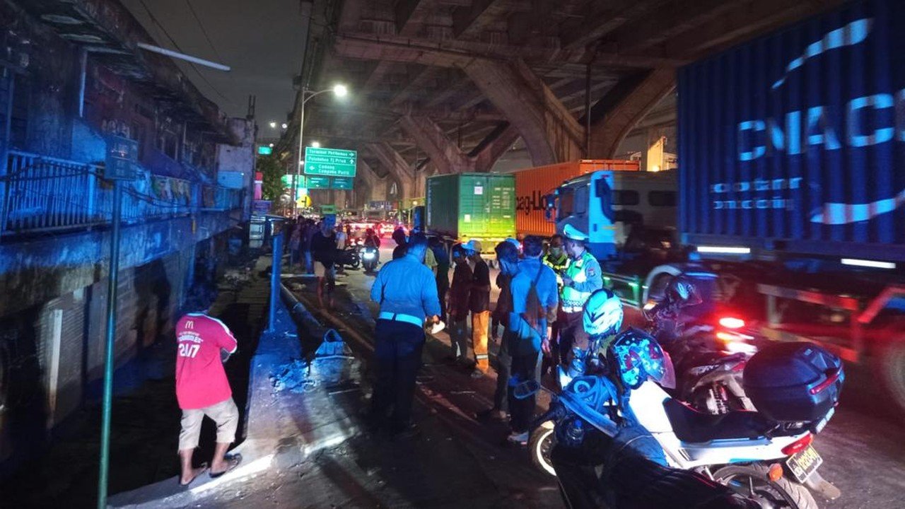 Truk Trailer Tabrak Tiang Listrik di Koja, Satu Pejalan Kaki Tewas