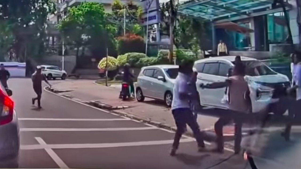 Viral Aksi Baku Hantam di Cideng, Polisi Ungkap Pemicu Penarikan Motor