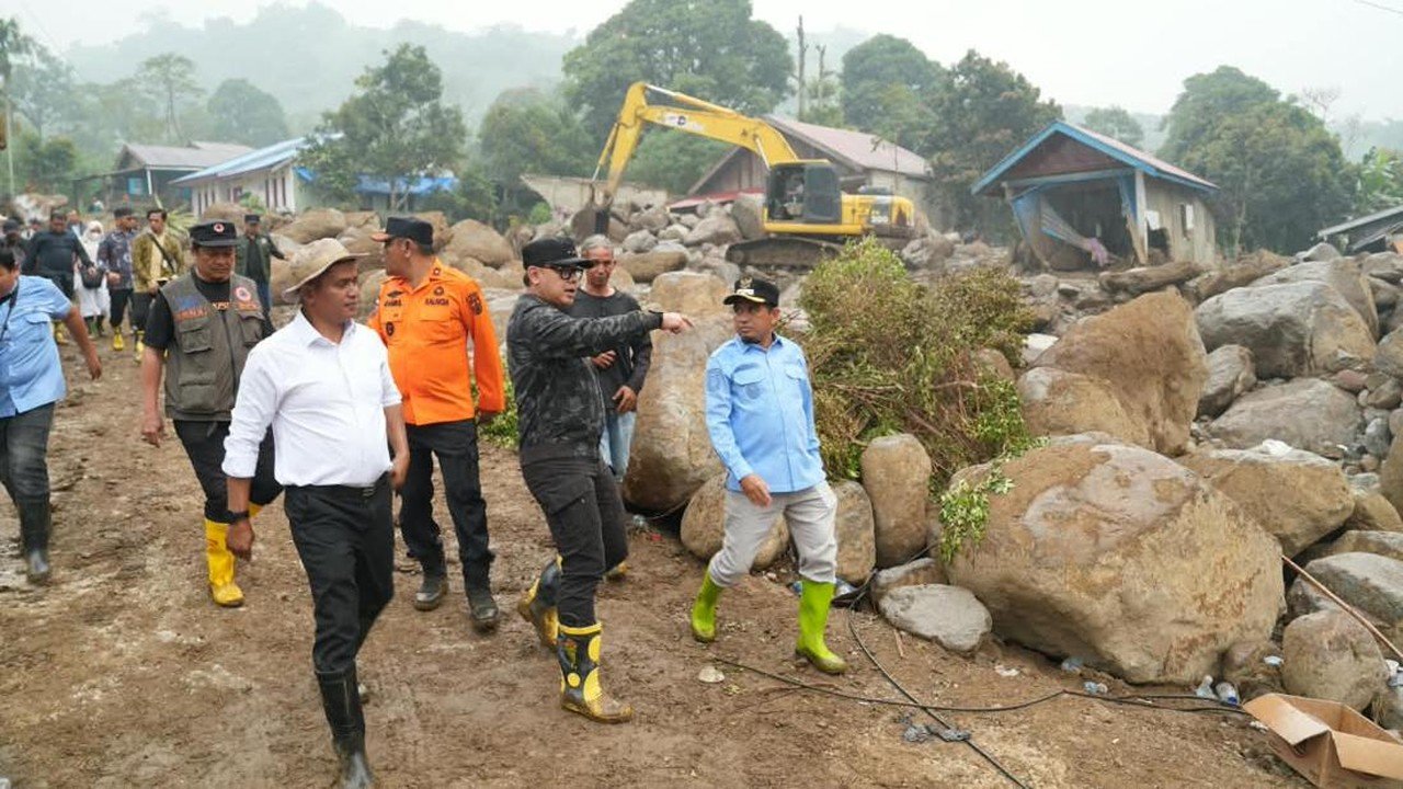 Wamendagri Bima Arya Tinjau Banjir Bandang Solok, Pastikan Bantuan Darurat Tersalur