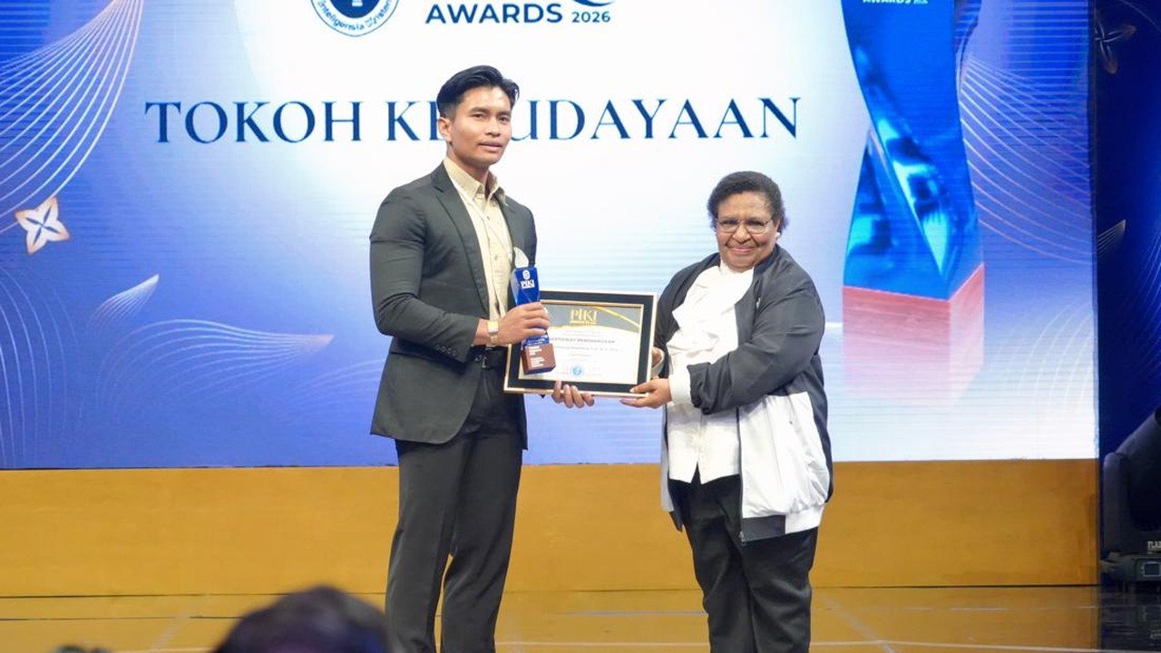 Wamendagri Ribka Haluk Anugerahi Bambang Noorsena Penghargaan Tokoh Kebudayaan PIKI Awards 2026