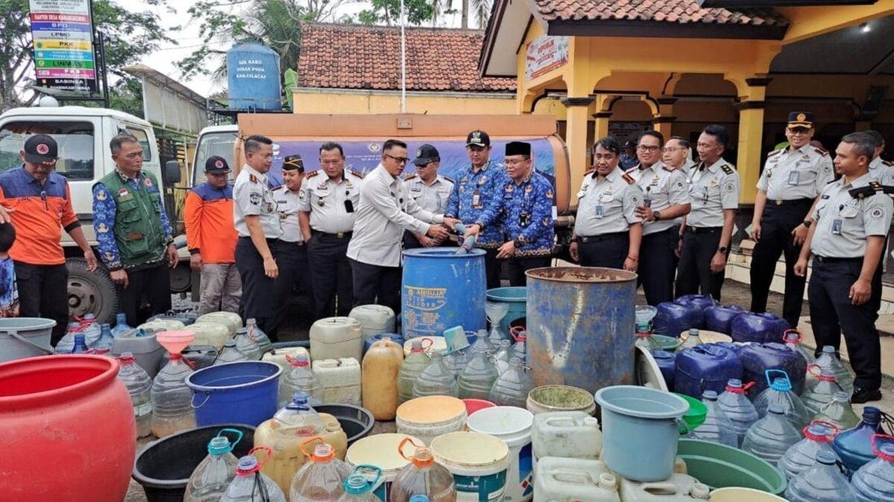Warga Cilacap Sambut Antusias Bantuan Air Bersih Gratis dari Menteri Imigrasi