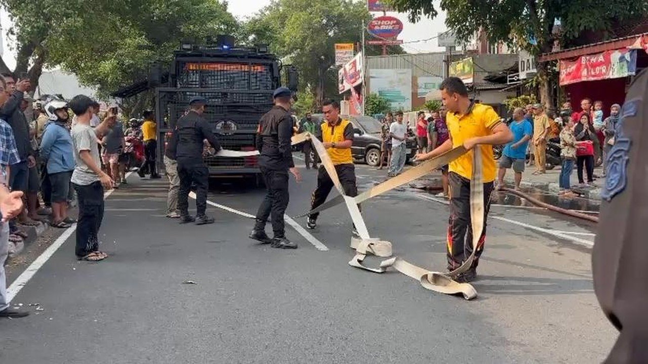 Water Cannon Brimob Diturunkan untuk Padamkan Kebakaran RM Padang di Jaktim