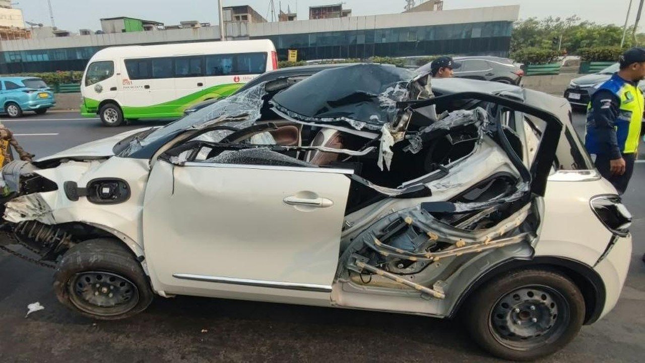 Wuling Binguo EV Ringsek Parah Akibat Kecelakaan Beruntun di Tol Ancol